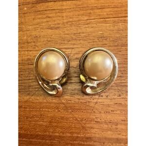 Vintage Pearl and Gold Tone Clip On Earrings